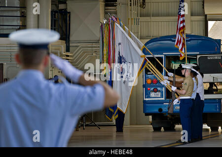 Eine Ehrengarde Gemeinschaftsdienst stellt die Farben während der US-gemeinsame POW/MIA Accounting Command Ankunft Zeremonie auf gemeinsamer Basis Pearl Harbor-Hickam, 30. November 2012, gefallene US-Soldaten zu Ehren, deren Identität unbekannt bleiben. Ein Ehren-Detail, bestehend aus gemeinsamen militärischen Mitglieder begleitete vier Fahne drapiert Verteilergetriebe aus eine US Luftwaffe c-17 Globemaster III an JPAC Identifikation-Zentrallabor für Analysen. Die Überreste erhaltende vollen militärische Ehren Verluste im Zusammenhang mit dem zweiten Weltkrieg und der Vietnamkrieg vertreten sind von den letzten JPAC Erholung Vertretungen in Kiribati, Vanuatu, Papua N Stockfoto