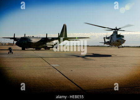 Eine US-Marine UH-1Y Huey aus der Marine Licht Angriff Hubschrauber Geschwader (HMLA) 467 fährt Cannon Air Force Base, N.M., 17. April 2015. Die Marines kehren zum Marine Corps Air Station New River, North Carolina, nach Waffen Taktik Instruktoren Kurs 2-15 zu unterstützen. (Foto der US Air Force / Staff Sgt Matthew Plew) Stockfoto