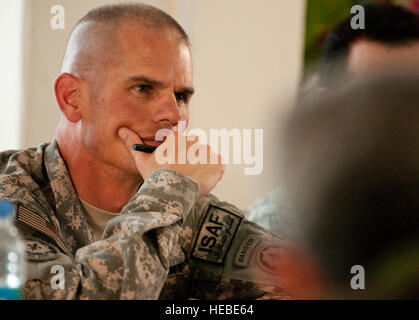 Armee-Oberstleutnant Omar Jones, Kommandeur der 2. Staffel, 2. Stryker Cavalry Regiment, hört eine Sicherheitseinweisung bei einem provinziellen treffen in das Amt des Gouverneurs in Qalat, Stadt, Provinz Zabul, 12. Juli 2010. Die Treffen waren militärische Vertreter provinzielle Rekonstruktion Team Zabul, 2. Eskadron, 2. Stryker Cavalry Regiment, afghanische Nationalarmee und die afghanische Polizei. Stockfoto