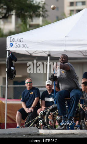 US Küstenwache Lt. Sancho Johnson, im Ruhestand, Verwundeten Krieger pazifischen Studien (WWPT) Wettbewerber konkurriert in einem Kugelstoßen Leichtathletik-Event während der WWPT im Iolani School Kozuki Stadium 12. März 2015, in Honolulu. Achtundfünfzig verwundete Krieger, die ehrenamtlich oder diente in der US Navy oder der U.S. Coast Guard wetteiferten um einen Platz auf dem Dienstplan Team Marine verdienen. Ausgewählten Konkurrenten werden auf der jährlichen Joint-Service Krieger Spiele voranbringen. (Foto: U.S. Air Force Staff Sgt Christopher Hubenthal) Stockfoto