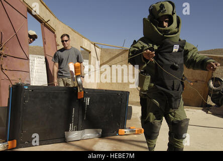 051217-F-7234P-046 Sana, Jemen (17. Dezember 2005) - US Navy Petty Officer 1st Class Frank Fazalore und Chief Petty Officer Zach Holzhausen, Uhr ein Jemen Explosive Verordnung zur Verfügung (EOD) Teams Vorbereitung auf ein verdächtiges Paket x-ray geglaubt, um eine improvisierte Explosive Vorrichtung (IED) während ein Trainingsszenario. US Navy EOD Teammitglieder zugewiesen, kombiniert Joint Task Force-Horn von Afrika von Camp Lemonier, Dschibuti, teilnehmen an einer Übung mit den Mitgliedern des Jemens Ministerium des Innern EOD Teams. Die Übung stärkt die Fähigkeiten der EOD-Teams zur Bekämpfung des Terrorismus, während s Stockfoto