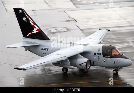 070711-F-3646G-028-FAIRBANKS, Alaska (11. Juli 2007) - taxis ein S-3 b Viking Flugzeug nach der Ankunft im Eielson Air Force Base zur Teilnahme an Übung rote Fahne-Alaska über den Laufsteg. Rote Fahne Alaska ist eine Luftwaffe Ebene Übung Luftfahrt-Einheiten ihre Kampffähigkeiten zu schärfen, indem Sie fliegen zehn simulierte Kampfeinsätze in eine realistische Gefahr aus der Umgebung zu ermöglichen. Foto: U.S. Air Force Airman 1st Class Christopher Griffin (frei) Stockfoto