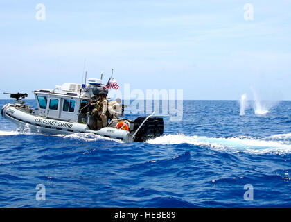 090702-F-8130W-019 GUANTANAMO BAY, Kuba (2. Juli 2009) US-Küste Gardisten zugewiesen, Maritime Safety und Security Team (MSST) 91101 Feuer eine.40 Kaliber Maschinengewehr während Bewegung Leben Feuer Qualifikationen am US Naval Station Guantanamo Bay. MSST 91101 führt maritime Anti-Terror und Gewalt Schutz-Aufgaben für die Joint Task Force Guantanamo. (US Air Force Foto von Personal-Sergeant Brian Wright/freigegeben) Stockfoto