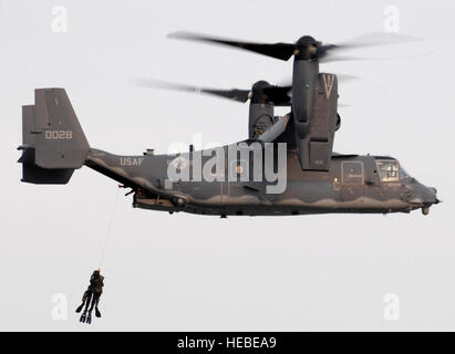 Zwei Navy Seals bekommen in einer CV-22 Osprey während einer Trainingsmission 28 Juni gehievt.  Die Fischadler und Flugpersonal sind aus der 8. Special Operations Squadron in Hurlburt Field, Florida  (U.S. Air Force Photo/Senior Airman Andy M. Kin) Stockfoto