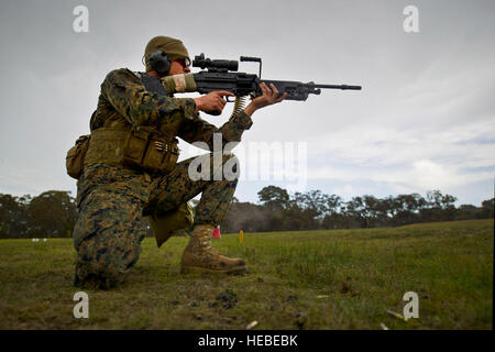 US Marine Corps Sgt. Cody R. Nelson, III. Marine Expeditionary Force Kampfmannschaft schießen, feuert eine Maschinengewehr M249 aus einer knieenden Position auf 100 Meter Ziele während einer internationalen Maschinengewehr Schützenfest 2012 australische Armee Fähigkeiten bei Waffen treffen, 9.Mai in Puckapunyal, Australien. AASAM ist ein internationaler Treffsicherheit Wettbewerb bestehend aus 16 verschiedenen Ländern. Dieses Jahr ist die fünfte Iteration des AASAM und das dritte Jahr in Folge, die Vereinigten Staaten zwingt wurden zur Teilnahme eingeladen. Stockfoto