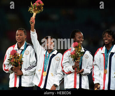 Die 4x400-Staffelmannschaft der US-Frauen erhält die Goldmedaille bei den Olympischen Spielen 2000 in Sydney am 30. September 2000 und feiert damit die sportliche Leistung. Stockfoto