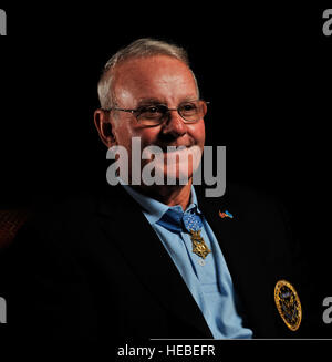 Ehrenmedaille Empfänger zurückgezogen US Armee Command Sergeant Major Robert Patterson posiert für ein Foto in Fort Jackson, S.C., 16. Februar 2012, Medal Of Honor-Woche. 193. Infanteriebrigade Gastgeber Medal Of Honor-Woche bei der Installation, Armee-Geschichte und Helden Ehren und Ehrenmedaille Empfänger geben Gelegenheit zu treffen mit Soldaten und Schulungsmaßnahmen zu beobachten. (US Air Force Foto von Staff Sgt. Eric Harris/freigegeben) Stockfoto