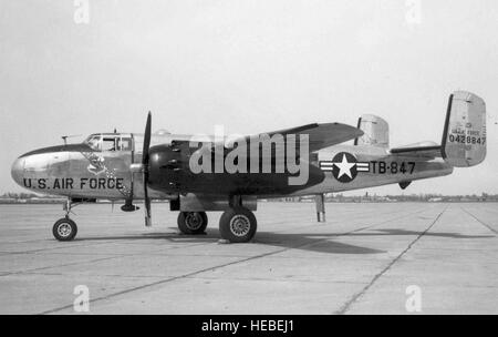 Nordamerikanische VB-25N-16-NC (ursprünglich B-25J-15-NC, S/N 44-28847) diente als ein Personal-Transport in das Strategic Air Command von 1954 bis 1956. Beachten Sie die hochpolierten Haut und der SAC-Insignia über die Nase. (Foto der US Air Force) Stockfoto