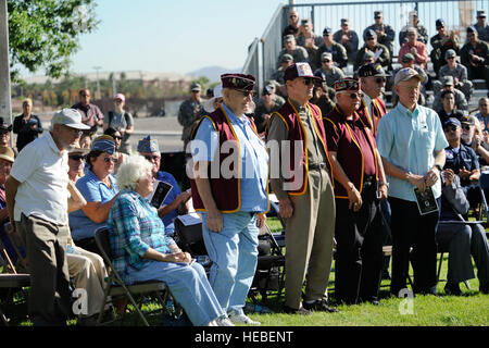 Mitglieder aus dem Las Vegas 7-11 Kapitel der amerikanische Ex-Gefangene des Krieges Stand für die Anerkennung während der nationalen Prisoner Of War/Missing in Action Gedenkveranstaltung 20. September 2013, am Nellis Air Force Base, Nevada Der Nationalfeiertag der POW/MIA-Anerkennung wird in der gesamten Nation am dritten Freitag im September jedes Jahr beobachtet. Viele Amerikaner nehmen an diesem Tag Zeit zu erinnern, wer Kriegsgefangene waren und diejenigen, die vermisst werden. (US Air Force Photo by Lorenz Crespo) Stockfoto