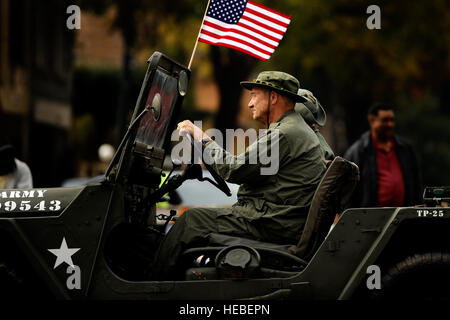 Eine US-Armee-Veteran treibt eine Vietnam-Ära US Army Jeep hinunter Sumter Straße, Columbia, SC, als Teil des Columbia 34. jährlichen Veterans Day Parade, 12. November 2012. Einige Veteranen und aktiven Dienst militärische Mitglieder angezeigt, eine Vielzahl von militärischen Artillerie wie US-Armee Panzer, einen Apache-Hubschrauber und sogar ein Patrouillenboot der U.S. Coast Guard. (US Air Force Foto von Staff Sgt. Kenny Holston/freigegeben) Stockfoto