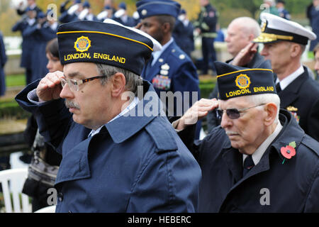 Mitglieder der American Legion in London, Gruß während des Abspielens der "Taps" während der Veterans Day Zeremonie auf dem Cambridge American Cemetery in Cambridge, Vereinigtes Königreich, am 11. November. Die Zeremonie geehrt, die Veteranen von den Vereinigten Staaten und Großbritannien. (Foto: U.S. Air Force Staff Sgt Brian Stives) Stockfoto