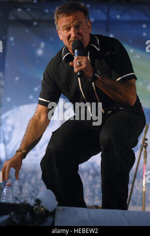 AVIANO AIR BASE, Italien--Komiker Robin Williams führt im Rahmen einer GVV Urlaub Aviano Gemeinschaft, 22. Dezember 2007 statt.  Marine Admiral Michael G. Mullen, Vorsitzender der Joint Chiefs Of Staff, angekommen in Aviano am frühen Samstag Nachmittag aus Reihe, Entertainer und prominente Robin Williams, Lewis Black, Kid Rock, Lance Armstrong, Rachel Smith, die amtierende Miss USA und Ronan Tynan eine irische Tennor auf der Vorsitzende United Service Organisationen Holiday Tour bringen. (U.S. Air Force Photo/Flieger 1. Klasse Tabitha M. Mans) Stockfoto