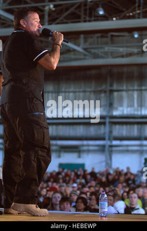 AVIANO AIR BASE, Italien--Komiker Robin Williams führt im Rahmen einer GVV Urlaub Aviano Gemeinschaft, 22. Dezember 2007 statt.  Marine Admiral Michael G. Mullen, Vorsitzender der Joint Chiefs Of Staff, angekommen in Aviano am frühen Samstag Nachmittag aus Reihe, Entertainer und prominente Robin Williams, Lewis Black, Kid Rock, Lance Armstrong, Rachel Smith, die amtierende Miss USA und Ronan Tynan eine irische Tennor auf der Vorsitzende United Service Organisationen Holiday Tour bringen.  (US Air Force Foto/Staff Sgt. Michael R. Holzworth) Stockfoto