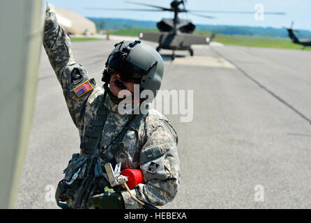 US Army Staff Sgt Michael Suiters, Flugingenieur zugewiesen Bravo Company, 2-4 General Support Aviation Battalion (GSAB), prüft ein CH-47F Chinnook bevor Flug während der Übung lebendige Antwort 14 am Camp Atterbury, ind., 22. Juli 2014. Lebendige Antwort ist eine Fortbildungsveranstaltung für Verteidigung chemische, biologische, radiologische und nukleare Reaktion Kraft (DCRF). Die Übung konzentriert sich auf US-Verteidigungsministerium Unterstützung der zivilen Behörden in einer Folge Verwaltungsrolle. Die DCRF ist Teil des DOD skalierbare Reaktionsfähigkeit, zivile Einsatzkräfte retten, Linderung menschlichen Leidens zu unterstützen eine Stockfoto