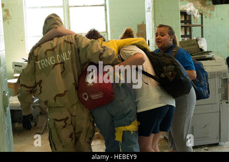 Mitarbeiter der Joint Task Force Civil Support führten am 25. Juli 2014 eine simulierte Rettungsaktion im Muscatatuck Urban Training Center, Indiana, während der VIBRANT Response 14, einer Übung des US Northern Command für CBRNE Consequence Management, durch. Stockfoto