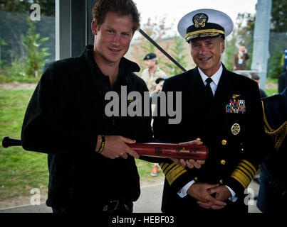 Prinz Harry von Wales erhält ein Geschenk von stellvertretender Vorsitzender der Joint Chiefs Of Staff Admiral James A. Winnefeld Jr. bei der Invictus Games in London am 11. September 2014. (US Air Force Foto/Staff Sgt Andrew Lee) Stockfoto