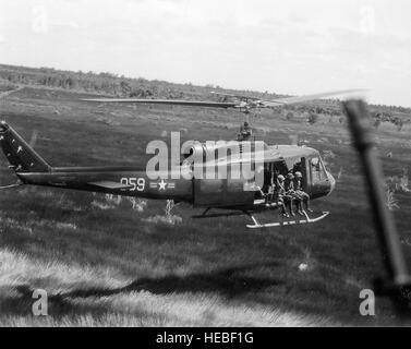 Air Force Personal des 211. Hubschrauberstaffel auf combat Assault Mission in einem UH-1 über Südost-Asien.  (18. Juli 1970)  Foto von Sgt. Robert W. Ingianni Stockfoto