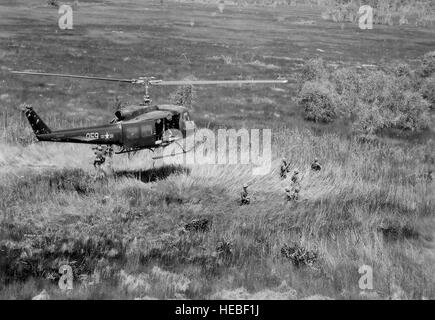 UH-1 Hubschrauber schwebt über vietnamesische Luftwaffe Personal des 211. Hubschrauberstaffel auf einen Kampf Angriff im Mekong-Delta-Bereich von Vietnam. (18. Juli 1970) Stockfoto