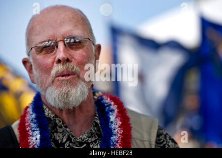 Ehemalige Vietnam POW, pensionierte US Army Major Bob White, spricht mit Mitgliedern der Presse nach der Teilnahme an einer Feier zum 40. Jahrestag der Operation Heimkehr, 4. April 2013, auf gemeinsame Basis Pearl Harbor-Hickam, Hawaii. Im Jahr 1973 landete der letzten Vietnam Konflikt Kriegsgefangene im damaligen Hickam Air Force Base. White war eine visuelle Erkundungsmission in eine OV-1 Mohawk fliegen, wenn das Flugzeug durch feindliche Bodenfeuer zwingt ihn zum Auswerfen getroffen wurde. Er wurde gefangen genommen 15. November 1969, und blieb ein POW für drei Jahre, vier Monate und 17 Tage bis zu seiner Entlassung, 1. April 1973. Weiß w Stockfoto