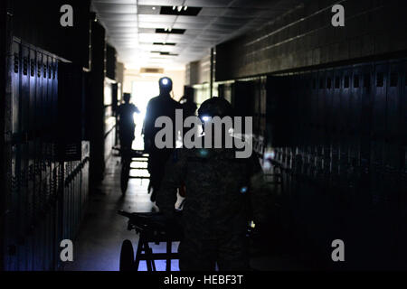 Greenville County Such- und Rettungsdienst-Personal machen ihren Weg durch die alten Woodmont High School auf der Suche nach simulierten Opfer, März 10, in Greenville, SC South Carolina Nationalgarde-Einheiten eine mass Casualty-Übung, die Greenville und Anderson, SC, 10. März 2015, im Rahmen der wachsam Guard S.C. 2015 bedeckt mit lokalen Katastrophenschutz-Organisationen und Ersthelfer gearbeitet. S.c. wachsam Guard war eine achttägige Feld Übung statt 5 bis 12. März, fand an zahlreichen Standorten in South Carolina und diente als eine Möglichkeit für die Nationalgarde und seiner lokalen und föderalen Pa Stockfoto