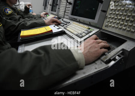 Besatzungsmitglieder von einer e-3 Sentry Airborne Warning and Control System (AWACS) aus der 963rd in der Luft Air Control Squadron koordinieren mit Kampfflugzeugen während der Durchführung einer offensive Counter Air Mission während wachsam Schild 15 am 23. Oktober 2014, bei 5 Flügel Goose Bay, Neufundland und Labrador, Kanada. 963rd AACS vorgesehen Kampf Management Kräfte, mobile Command-Steuerelement und ein Kommunikations-Radar-Element während der Ausbildungsmissionen geflogen während der Übung. Wachsam sein Schild-Feld-Übung ist eine binationale NORAD Befehl Übung bietet realistische Ausbildung und Praxis für Stockfoto