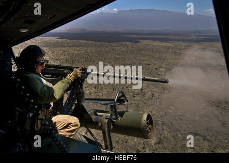 US Marine Corps CPL Nicholas Brazil, UH-1Y Venom, Flug Crewchief zugewiesen Marine Light Attack Helicopter Squadron 169 (HMLA-169) feuert eine.50 Kaliber Maschinengewehr 22. Juli 2012, während einer live-Feuer Kampftraining Mission über den Pohakuloa Trainingsbereich (PTA) Hawaii während der Rand des Pazifik (RIMPAC) Übung 2012. HMLA-169 gehört das Aviation combat Element Sonder-Marine-Luft-Boden-Task-Force drei. Zweiundzwanzig Nationen, mehr als 40 Schiffe und u-Boote, mehr als 200 Flugzeuge und 25.000 Mitarbeiter in Übung RIMPAC vom 29. Juni bis 3. August beteiligt sind und aroun Stockfoto