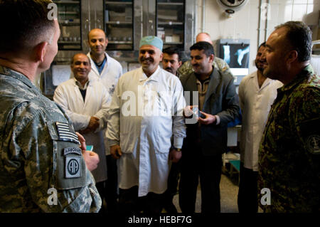 Generalleutnant William B. Caldwell IV, Kommandant der NATO Training Mission - Afghanistan und afghanischen Generalmajor Ahmad Zia Yaftali, afghanische Nationalarmee Chirurg allgemeinen, sprechen Sie mit dem medizinischen Personal im National Military Hospital. NATO-Mentoren arbeiten neben der ANA, ein nachhaltigeres nationalen militärischen Gesundheitssystem zu entwickeln. Stockfoto