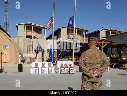 US Air Force major Met Berisha, 455. Expeditionary Sicherheit Kräfte Staffelkapitän, steht in Parade Ruhe während einer gefallenen Kameraden Gedenkfeier zu Ehren der sechs Flieger 3. Oktober 2015, in Bagram Air Field, Afghanistan statt. Die sechs Flieger, vier, die Piloten und Crew-Mitglieder, Capts waren. Jordan Pierson und Jonathan Golden Staff Sgt Ryan Hammond und Senior Airman Quinn Johnson-Harris und zwei waren Sicherheit zwingt Fly away Sicherheit Teammitglieder, Senior Airman Nathan Sartain und Airman 1st Class Kcey Ruiz, verloren ihr Leben, ihre C-130J stürzte kurz nach dem Start von Jalalabad Luft Stockfoto