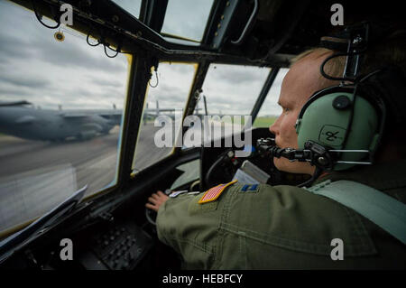 Captain Phillip Chapman taxis in Position auf dem Laufsteg 28. Mai 2014, während Maple Flag in Edmonton/Cold Lake, Alberta, Kanada. Ahorn-Flagge ist eine internationale Übung entwickelt, um die Interoperabilität der c-130 Hercules Besatzungen, Entwickler und Support-Spezialisten in einer simulierten Kampf Umgebung verbessern. Chapman ist eine c-130-Pilot mit der 302. Airlift Wing. (U.S. Air Force Photo/Master Sergeant John R. Nimmo, Sr.) Stockfoto