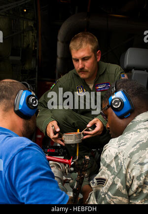 Techn. Sgt. Chris Linquest, lädt 731st Airlift Squadron Loadmaster mit 302. Airlift Wing bei Peterson AFB Retardant in um die modularen Luft Brandbekämpfung System ausgestattet-c-130 Hercules-Flugzeuge zur Unterstützung der Waldo Canyon Lauffeuer in Colorado Springs, CO am 27. Juni 2012.  Vier MAFFS ausgestatteten Flugzeugen aus dem 302. und 153. Luftbrücke Flügel flog zur Unterstützung des U.S. Forest Service, wie sie Brände in Colorado kämpften.  MAFFS ist eine eigenständige Antenne Brandbekämpfung System, kann 3.000 Gallonen Wasser zu entladen oder fire Retardant in weniger als fünf Sekunden, für ein Gebiet ein Viertel o Stockfoto