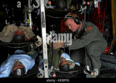 US Air Force Tech Sgt. Nick Payne, 94. Aeromedical Evakuierung-Geschwader, Dobbins Air Force Base, Georgia, prüft simulierten Unfall auf einer c-130 Hercules vor dem Flug zur Unterstützung der Krieger Übung 86-13-01 (WAREX) / Übung Global Medic, 2013 Fort McCoy, Wisconsin, USA, 25. Juli 2013. WAREX bietet Einheiten die Möglichkeit, militärische Manöver und Taktiken zu üben. In Verbindung mit WAREX gehalten, Global Medic ist ein jährlichen gemeinsamen Feld Übung entwickelt, um alle Aspekte der medizinischen Kampfunterstützung Theater zu replizieren. " (US Air Force Foto von Master Sgt Roy Santana/freigegeben) Stockfoto