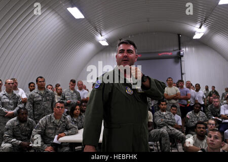 US Air Force Lieutenant Colonel Brian May aus 440. Airlift Wing, Papst Field, N.C., Schriftsätze die Mission der Übung Global Medic, der gemeinsamen Dienste zur Unterstützung der Krieger Übung 86-13-01 (WAREX) / Übung Global Medic, Fort McCoy, Wisconsin, USA, 22. Juli 2013. WAREX-Übung/Exercise Global Medic 2013, Fort McCoy, Wis WAREX bietet Einheiten die Möglichkeit, militärische Manöver und Taktiken zu üben. Globale Medic ist ein jährlichen gemeinsamen Feld Übung entwickelt, um alle Aspekte der medizinischen Kampfunterstützung Theater zu replizieren. (US Air Force Foto von techn. Sgt. Elizabeth Concepcion/freigegeben) Stockfoto