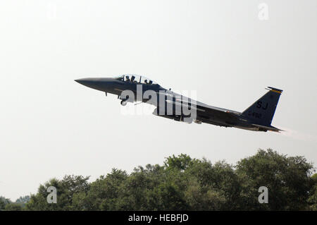 Eine F-15E Strike Eagle, 336th Fighter Squadron zugewiesen startet zum ersten Mal in mehr als drei Monaten an Seymour Johnson Air Force Base, North Carolina, 17. Juli 2013.  Trotz der letzten Zuweisung von Flugstunden weiterhin Budget Unsicherheit machen es schwierig, vorherzusagen, ob eine gesundes fliegenden Stunden Programm im Geschäftsjahr 2014 und darüber hinaus fortgesetzt werden wird.  (Foto: U.S. Air Force Airman 1st Class Brittain Crolley/freigegeben) Stockfoto