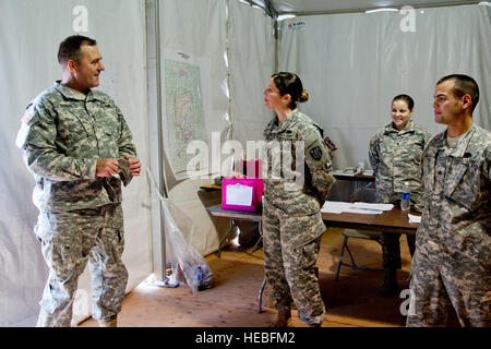 US-Armee Generalmajor Glenn Lesniak, Kommandierender General der 88. regionale Unterstützung Befehl, Fort McCoy, Wisconsin, USA, Besuche mit Soldaten, 4005th United States Army Hospital, Houston, zugewiesen und die 4204th Unites States Army Hospital, Topeka, Kansas, zur Unterstützung der Krieger Übung 86-13-01 (WAREX) / Übung Global Medic, Fort McCoy, Wisconsin, USA, 23. Juli 2013. WAREX bietet Einheiten die Möglichkeit, militärische Manöver und Taktiken zu üben. In Verbindung mit WAREX gehalten, übt sich Global Medic jährliche Gelenk-Bereich Ausbildung entwickelt, um alle Aspekte der medizinischen Kampfunterstützung Theater zu replizieren. (US-Ai Stockfoto