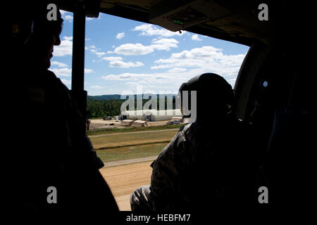 US-Soldaten zugewiesen, das 1. Bataillon, 214th Aviation Regiment, Fort Knox, Kentucky, Scannen nach vorn Betrieb Basis Young Air Assault Strip von einem HH - 60M Blackhawk während des aeromedical Evakuierung Trainings zur Unterstützung der Krieger Übung 86-13-01 (WAREX) / Übung Global Medic, Fort McCoy, Wisconsin, USA, 23. Juli 2013.  WAREX bietet Einheiten die Möglichkeit, militärische Manöver und Taktiken zu üben. In Verbindung mit WAREX gehalten, übt sich Global Medic jährliche Gelenk-Bereich Ausbildung entwickelt, um alle Aspekte der medizinischen Kampfunterstützung Theater zu replizieren. (US Air Force Foto von Staff Sgt Heather Cozad/Releas Stockfoto
