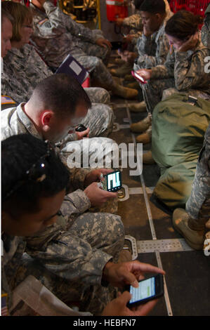 US-Armee zeichnet sich Besucher mit der Army Reserve Medical Command Pinellas Park, Florida, und der medizinischen Readiness Training Command, Fort Sam Houston, San Antonio, überprüfen Sie ihre Telefone nach der Landung am Fort McCoy, Wisconsin, USA, 27. Juli 2013. Die aufstrebenden Besucher beobachten, wie Flieger, Soldaten und Matrosen aeromedical Evakuierungstraining während Krieger Übung 86-13-01 (WAREX) Verhalten / Übung Global Medic 2013. WAREX bietet Einheiten die Möglichkeit, militärische Manöver und Taktiken zu üben. In Verbindung mit WAREX gehalten, übt sich Global Medic jährliche Gelenk-Bereich Ausbildung entwickelt, um Stockfoto