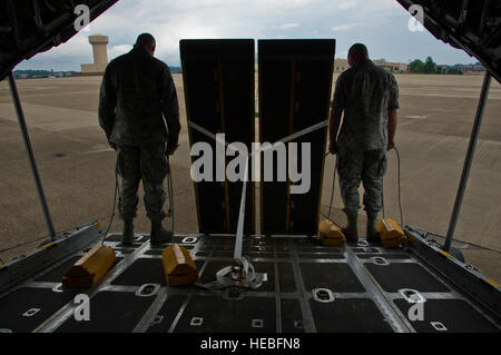 US Air Force Senior Airman Dave Vanick, links, und techn. Sgt. Rick Newhouse, zusammenarbeiten mit der 758 Airlift Squadron Pittsburgh International Airport Air Reserve Station, Coraopolis, Pennsylvania, bereiten Sie eine c-130 Herkules Transportflugzeug 27. Juli 2013 Kreide. Diese Flieger nehmen in Krieger Übung 86-13-01 (WAREX) / Übung Global Medic, 2013. WAREX bietet Einheiten die Möglichkeit, militärische Manöver und Taktiken zu üben. In Verbindung mit WAREX gehalten, übt sich Global Medic jährliche Gelenk-Bereich Ausbildung entwickelt, um alle Aspekte der medizinischen Kampfunterstützung Theater zu replizieren. (US Air F Stockfoto