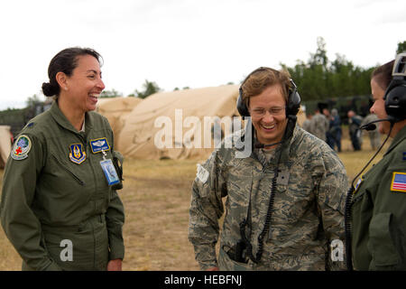 US Air Force Oberstleutnant Esther Aubert, 446th Aeromedical Evakuierung-Geschwader, McChord Luftwaffenstützpunkt, Washington, links, einen Beobachter Controller für aeromedical Evakuierung Training Slips Major General Lisa Naftzger-Kang, Mobilisierung Assistentin an der Air Force stellvertretende Surgeon General, Büro des Surgeon General, Hauptquartier US Air Force, Falls Church, Virginia, und Captain Donna Johnson, 94. Aeromedical Evakuierung-Geschwader Dobbins Air Reserve Base , Ga., zur Unterstützung der Krieger Übung 86-13-01 (WAREX) / Übung Global Medic, Fort McCoy, Wisconsin, USA, 27. Juli 2013. WAREX bietet Einheiten die Möglichkeit, Proben Stockfoto