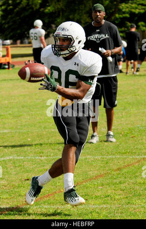 Elijah Langley, Universität von Hawaii Neuling Wide Receiver, fängt einen Pass während einer Aug. 18 Krieger Praxis Earhart Bereich, gemeinsame Hickam-Basis Pearl Harbor, Hawaii. Die Mannschaft lebte und arbeitete auf Hickam Field vom 13.-17. Aug. durch den UH-Wohnheimen wird gereinigt und vorbereitet für die Aufnahme von der Herbsttagung. Die Krieger sollen auf der Straße für ihre Öffner 1 September in Los Angeles gegen die University of Southern California Trojaner sein. Stockfoto