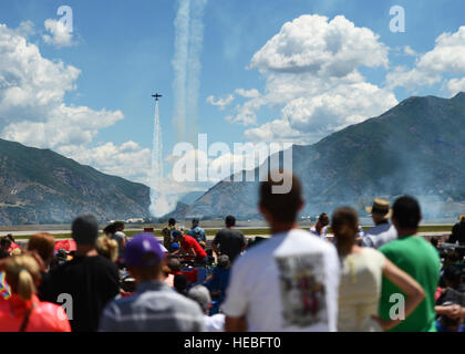 Zuschauer schauen in den Himmel zu beobachten die Luftakrobatik auf dem Display während der 2014 Krieger über die Wasatch Luft gehalten bei Hill Air Force Base in Utah, 28. Juni 2014 zeigen. Die Krieger über die Wasatch Airshow ist für die Öffentlichkeit zugänglich und umfasst Auftritte von der US-Armee Golden Knights und die US Air Force Thunderbirds. (Foto: U.S. Air Force Senior Airman Justyn M. Freeman/überprüft) Stockfoto