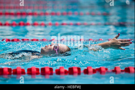 Heather Carter, ein Krieger Care Teilnehmer Praktiken ihren Rücken während einer Sitzung morgen schwimmen auf die adaptive Sport-Camp auf der Eglin Air Force Base, Florida, April 5.  Die Basis beherbergt das einwöchige Wound Care Krieger Ereignis, das hilft, Verwundete, Kranke und verletzte Militärangehörigen durch bestimmte Hand-auf rehabilitative Training erholt.  (U.S. Air Force Photo/Samuel King Jr.) Stockfoto