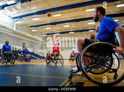 Arthur Zingler, ein Krieger Pflege-Teilnehmer führt einen Torwurf aus Foul während einer Rollstuhl-Basketball-Sitzung im adaptiven Sportcamp auf der Eglin Air Force Base, Florida, April 4.  Die Basis beherbergt das einwöchige Wunde Krieger Pflege Ereignis, das hilft, Verwundete, Kranke und verletzte Militärangehörigen durch bestimmte Hand-auf rehabilitative Training erholt.  (U.S. Air Force Photo/Samuel King Jr.) Stockfoto