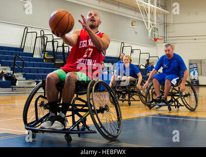 Arthur Zingler, ein Krieger Pflege Teilnehmer versucht einen Lay-up aus eine schnelle Pause während einer Rollstuhl-Basketball-Sitzung im adaptiven Sportcamp auf der Eglin Air Force Base, Florida, April 4. Die Basis beherbergt das einwöchige Wunde Krieger Pflege Ereignis, das hilft, Verwundete, Kranke und verletzte Militärangehörigen durch bestimmte Hand-auf rehabilitative Training erholt. (U.S. Air Force Photo/Samuel King Jr.) Stockfoto