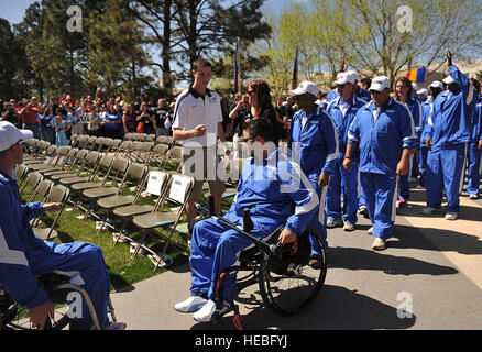 Mitglieder der Luftwaffe Mannschaft kommen während der Eröffnungsfeier der Krieger Spiele 2012 bei Colorado Springs, Colorado, 30. April 2012. (U.S. Air Force Photo von Val Gempis) Stockfoto