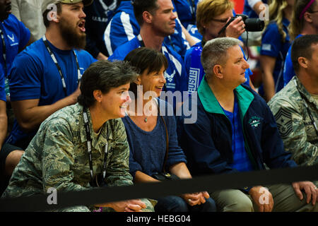 US Air Force Generalmajor Margaret Poore, Kommandant der Luftwaffe Personal Center, besucht eine Sitzung Volleyball match während der 2014 Krieger Spiele bei den Olympischen Trainingscenter, Colorado Springs, Colo, Sept. 29. Die Krieger Spiele besteht aus Athleten aus in das Department Of Defense, die im Paralympischen Stil Events für ihre jeweiligen militärischen Zweig. Das Ziel der Spiele ist, markieren Sie das unbegrenzte Potenzial der Krieger durch Leistungssport zu helfen. (U.S. Air Force Photo von Senior Airman Tiffany DeNault/freigegeben) Stockfoto