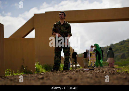 Ein Rollenspieler handeln als Afghan National Army Soldat grüßt US-Soldaten von Charlie Kompanie, 1. Bataillon, 14. Infanterie-Regiment, 2nd Stryker Brigade Combat Team, 25. Infanterie-Division, wie sie ankommen, um mit den wichtigsten Führern in einem nachgebauten afghanischen Dorf, 5. Februar 2013, während des Trainings Warrior Spear an Schofield Barrack in Wahiawa, Hawaii zu erfüllen. Krieger-Speer ist hart realistisches Training entscheidend für die Bereitschaft der Soldaten. Die Übung bereitet Unternehmen Führer für Problem lösen komplexe Situationen bei gleichzeitiger Maximierung der Nutzung der verfügbaren Vermögenswerte Vorteile während des Betriebs zu erhöhen. Krieger Speer beson- Stockfoto