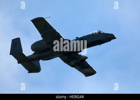 Ein "Flying Razorbacks" A - 10C Thunderbolt II mit der 188th Kämpfer-Flügel, Arkansas Air National Guard, führt eine Ausbildungsmission bei Warren Grove Range, N.J., 19. September 2012. 177. Fighter Wing, New Jersey Air National Guard Warren Grove Bereich gesteuert. Die 188th Kämpfer-Flügel ist bei Ebbe Air National Guard Base, Fort Smith, Arkansas (U.S. Air National Guard Foto von Master Sergeant Mark C. Olsen/freigegeben) stationiert. Stockfoto