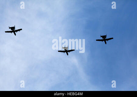 Eine drei-Schiff-Formation von A - 10C Thunderbolt IIs mit der 175. Flügel, Maryland Air National Guard und der 188th Kämpfer-Flügel, Arkansas Air National Guard, fliegen über Warren Grove Range, N.J., 19. September 2012. 177. Fighter Wing, New Jersey Air National Guard Warren Grove Bereich gesteuert. 175. Kämpfer-Flügel ist in Warfield Air National Guard Base, Baltimore, Maryland stationiert. Die 188th Kämpfer-Flügel ist bei Ebbe Air National Guard Base, Fort Smith, Arkansas (U.S. Air National Guard Foto von Master Sergeant Mark C. Olsen/freigegeben) stationiert. Stockfoto