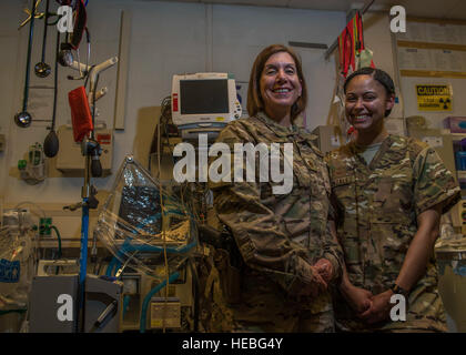 Major Jill Leminuex (links), 455. Expeditionary Medical Operations Squadron Notfall Krankenschwester, und Staff Sgt Ashley Gonzales (rechts), 455. EMOS Medizintechniker, Arbeit in der Notaufnahme am Klinikum Craig Joint-Theater, Bagram Airfield, Afghanistan, 10. Mai 2016. Leminuex kommt nach Bagram von der Wright-Patterson Medical Center und Gonzales ist ein Air Force-Reservist, der eine Krankenschwester im zivilen Bereich ist. (Foto: U.S. Air Force Senior Airman Justyn M. Freeman) Stockfoto