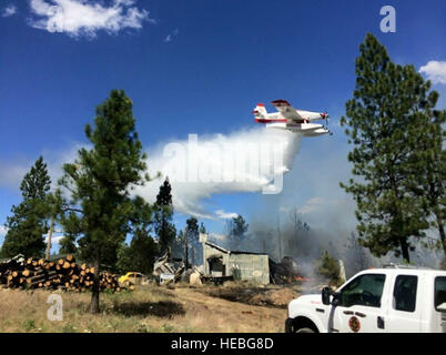 Feuerwehrleute von Fairchild Air Force Base, Washington, unterstützt andere Bereich Feuerwehr Rettung Häuser und ihre Bewohner aus dem Fisch-See-Feuer in der Nähe von Cheney, Washington, 17. Juni 2015. Das 145 Hektar große Bürste Feuer begann Juni 17 und war um Mitternacht 18 Juni enthalten. Feuer wie diese können durch etwas so einfaches wie eine Zigarette oder Glas-Flasche, gestartet werden, vor allem bei frisch gezapftes Bedingungen wie den US-Bundesstaat Washington aufgetreten ist. (Foto der US Air Force) Stockfoto